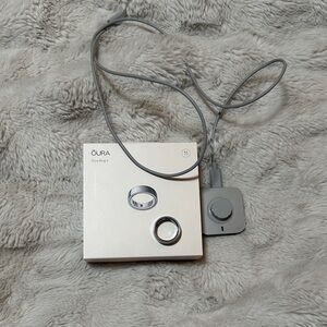 Oura Ring with Silver and Gray Charger